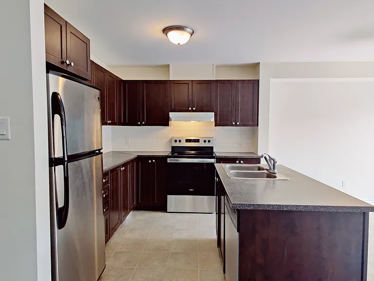 423 Temiskaming Cres — Photo 3