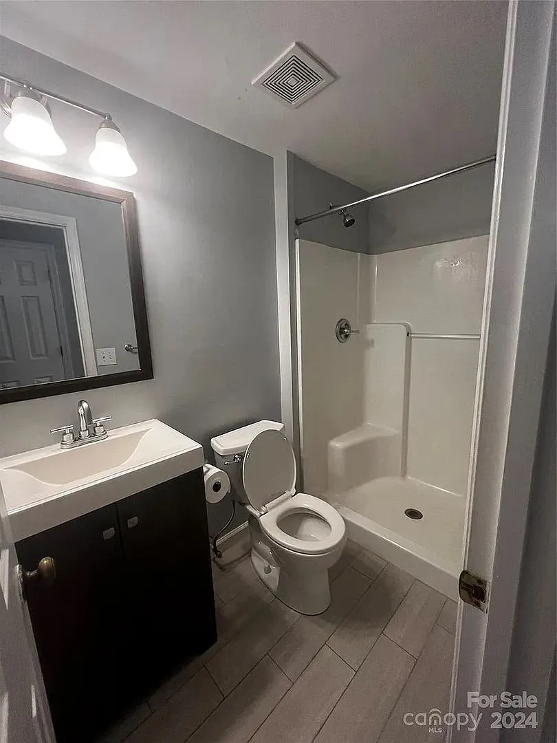 Room in 6 Bedroom Home at Flint Glenn Ln — Photo 1