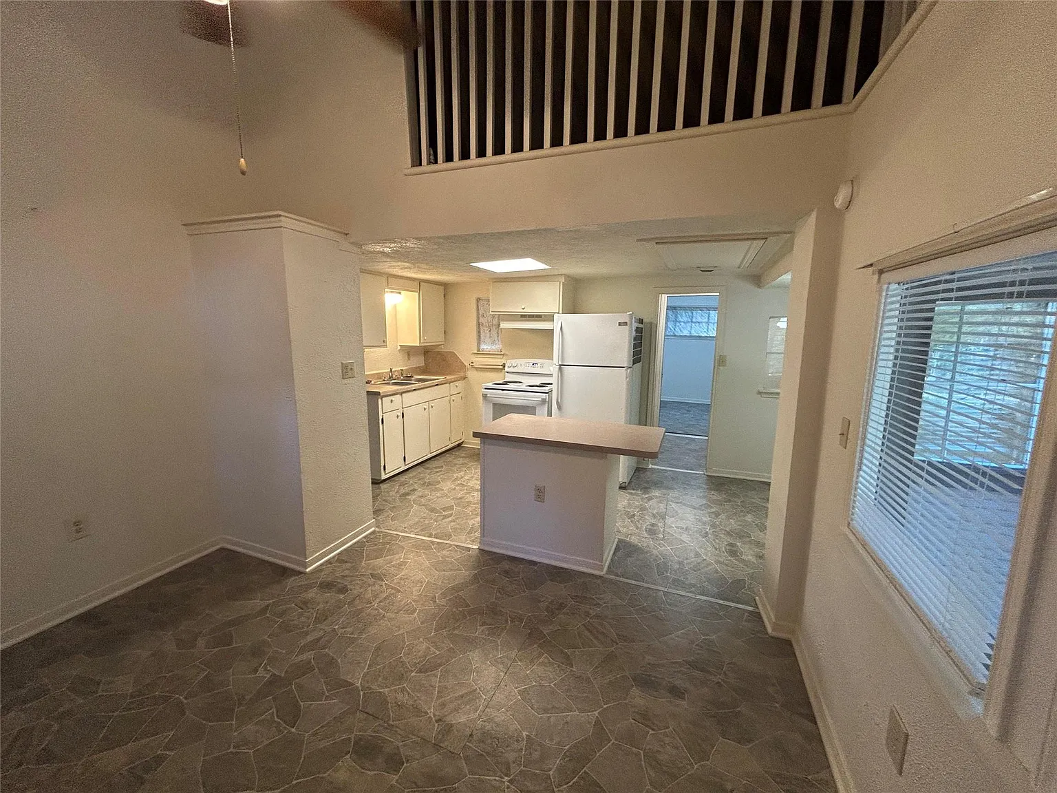 2 bed, 1.0 bath, 800 sqft, $1,000 — Photo 3