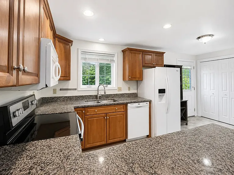 8 Pebble Ln — Photo 33