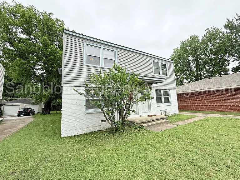 1135 E 37th St S — Photo 2