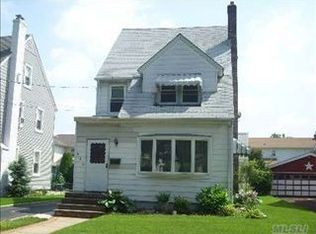 428 Wellington Rd, Mineola, NY 11501