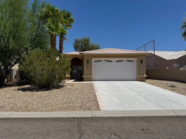 2037 E Desert Palms Dr — Photo 1