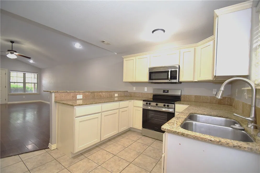 3 bed, 2.5 bath, 1623 sqft, $1,500 — Photo 3