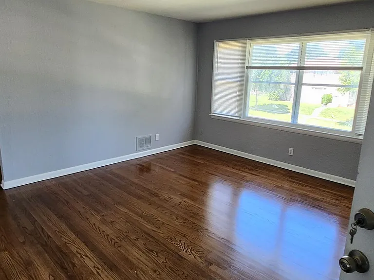 7815 W Villard Ave — Photo 2