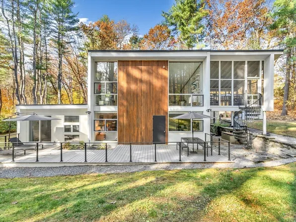 91 Arena Ter, Concord, MA 01742