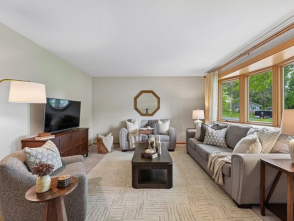 2nd image of 881 Pandora Dr NE