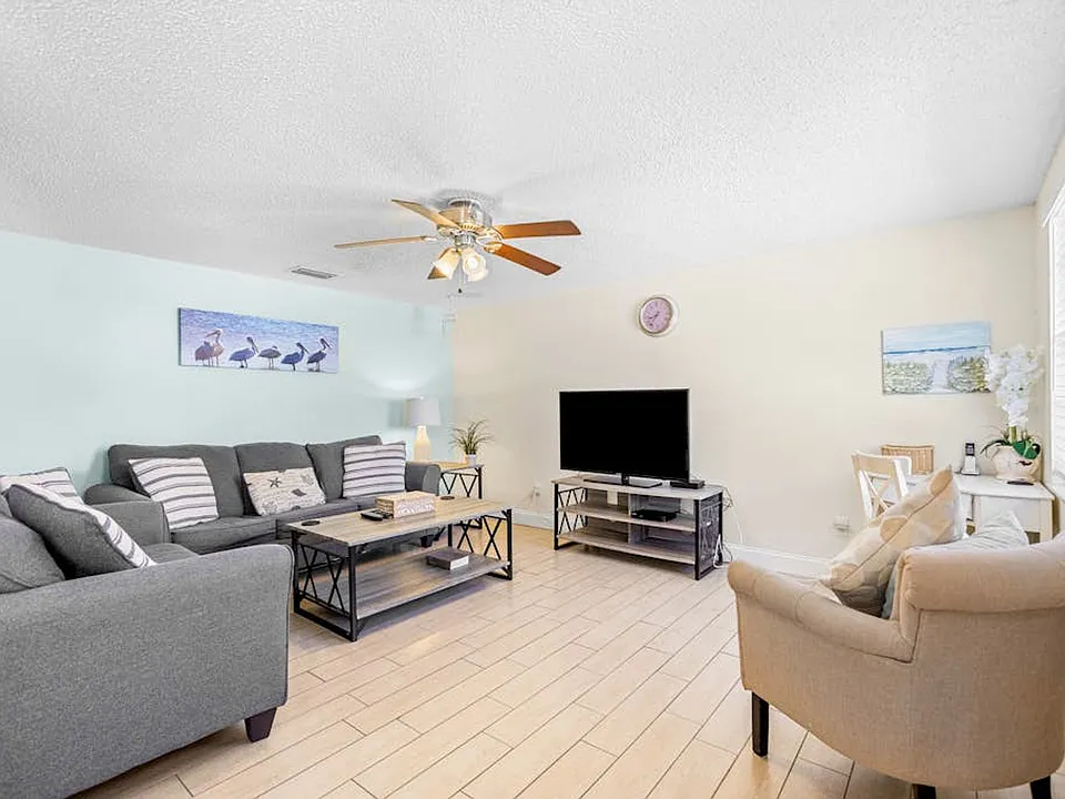 208 Peacock Ln #ID1591443P