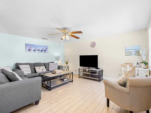 208 Peacock Ln, Bradenton Beach, FL