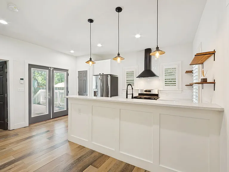 737 E Magnolia Ave — Photo 12
