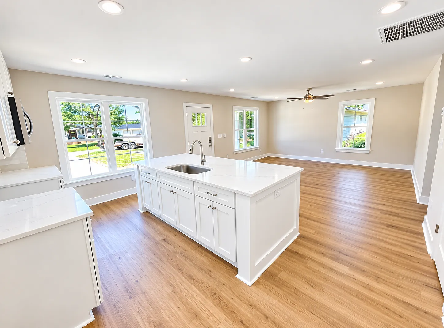 104 N Davis Street — Photo 2