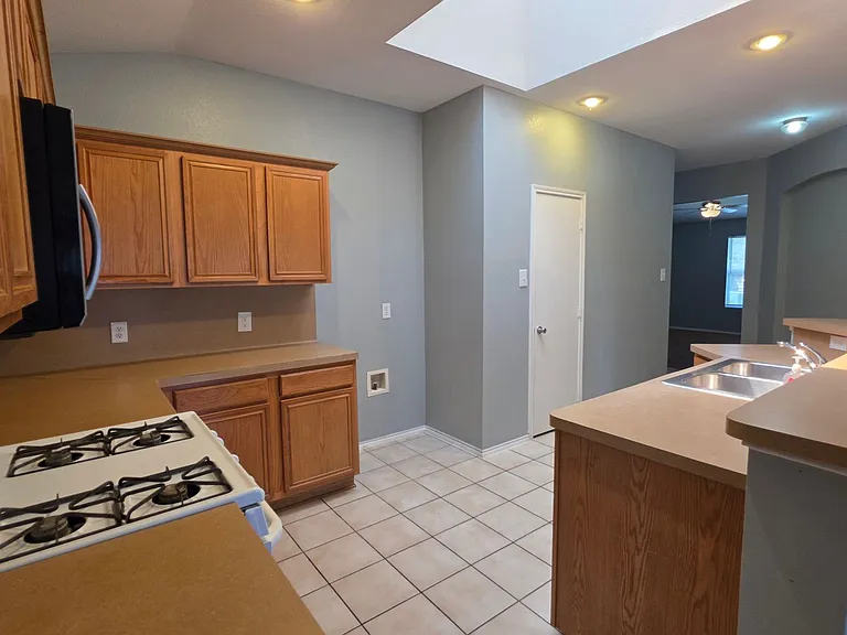 5820 Show Master Ln — Photo 8