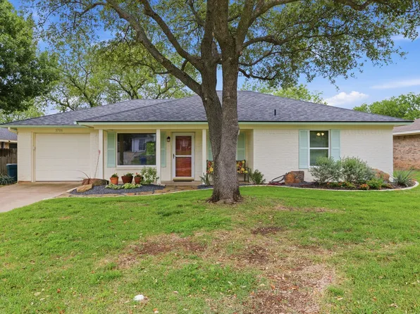 1706 W Doyle St, Granbury, TX 76048
