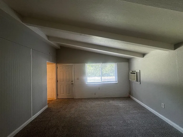 313 S Birchlane Dr — Photo 2