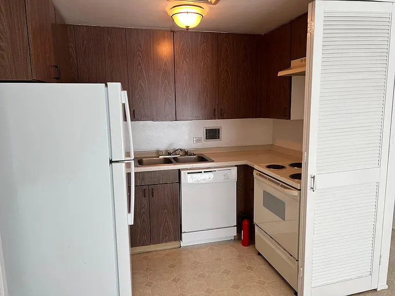 225 Queen St #18E — Photo 2