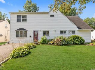 197 Blacksmith Rd, Levittown, NY 11756