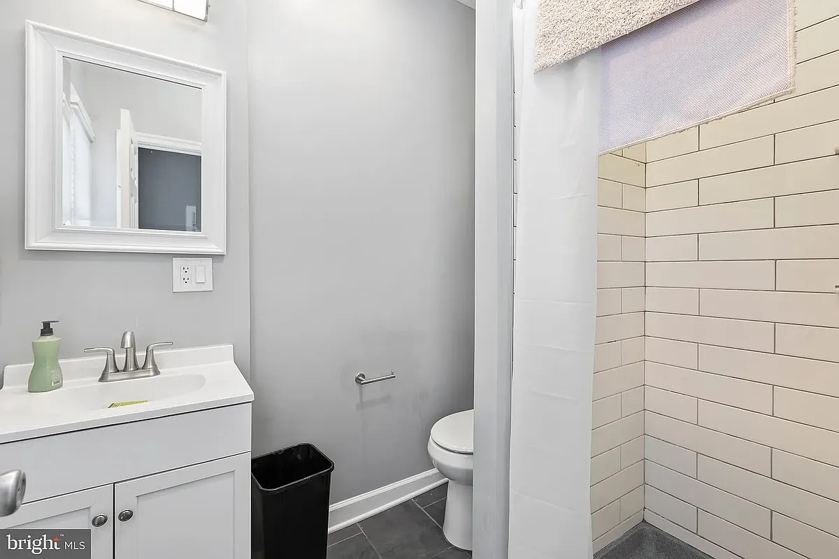 Building Photo - 1321 Rowe St #C