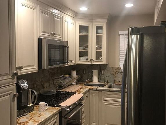 2nd image of 22119 Burbank Blvd Unit 5