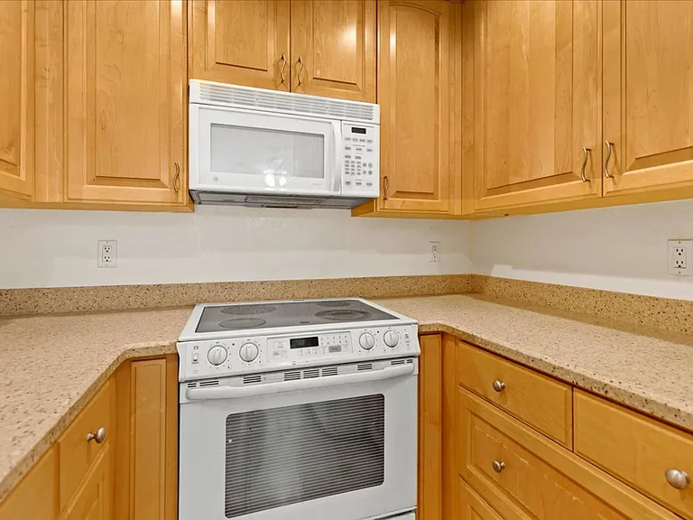 6350 Genesee Ave — Photo 13