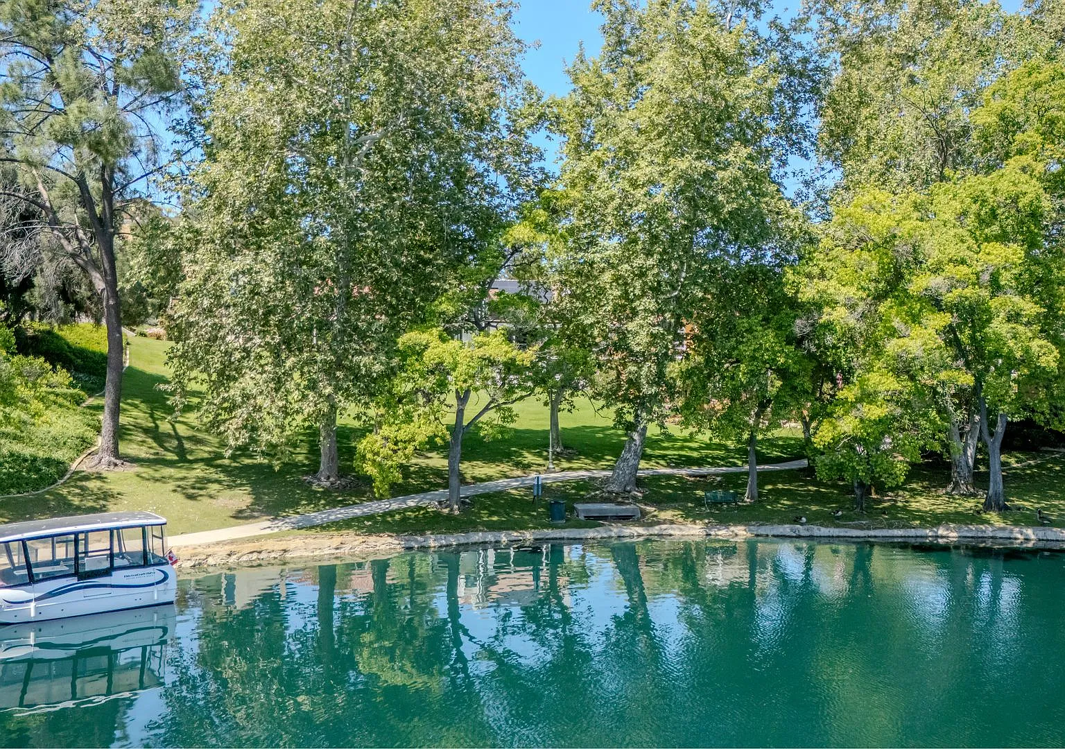 Luxury waterfront living in Calabasas — Photo 3