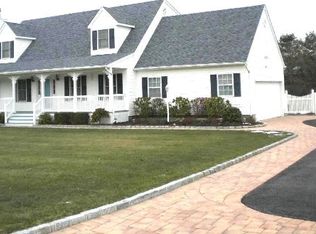 6 Badger Rd, Manorville, NY 11949