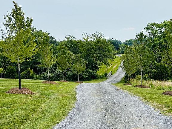 3rd image of 1015 Redbud Rd