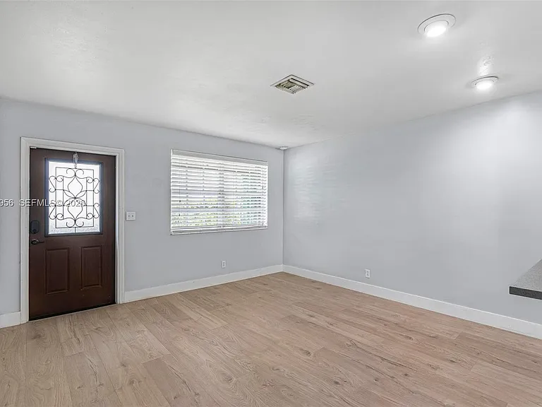 5001 SW 92nd Ter — Photo 5