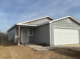 449 Rock Creek Dr, Tonganoxie, KS 66086