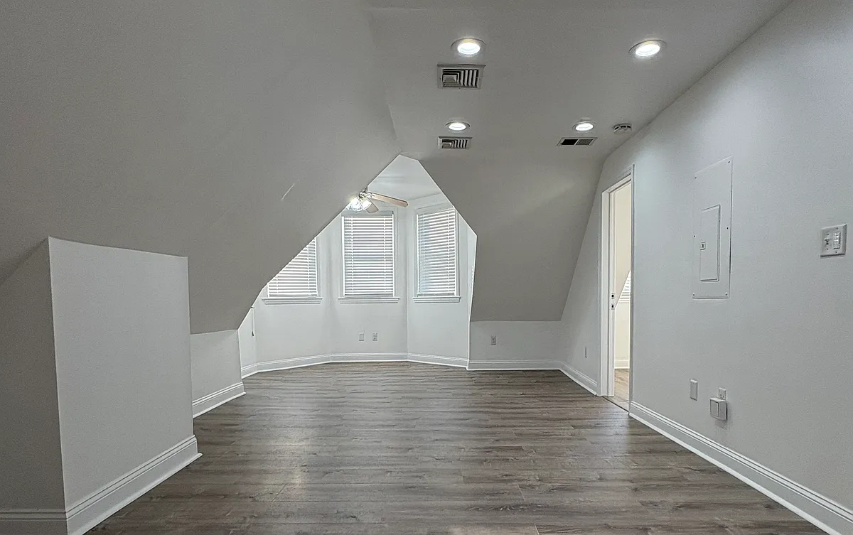 Building Photo - 24 Somme St #3