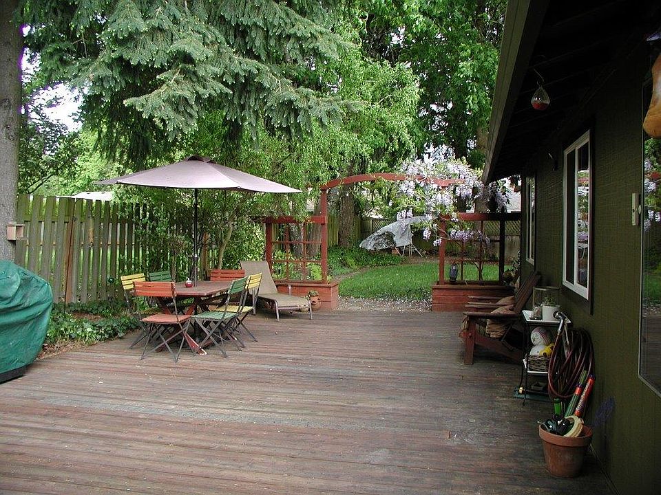 2nd image of 1106 NE Thomas St