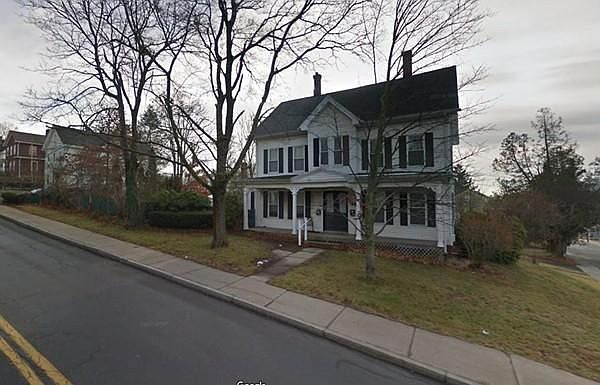 1st image of 220 Lincoln St #1