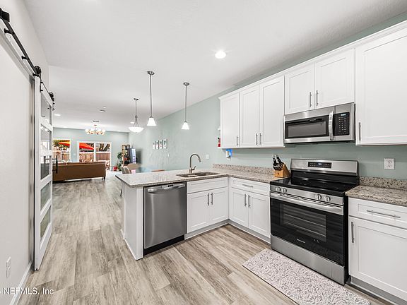 4th image of 820 5TH Avenue S