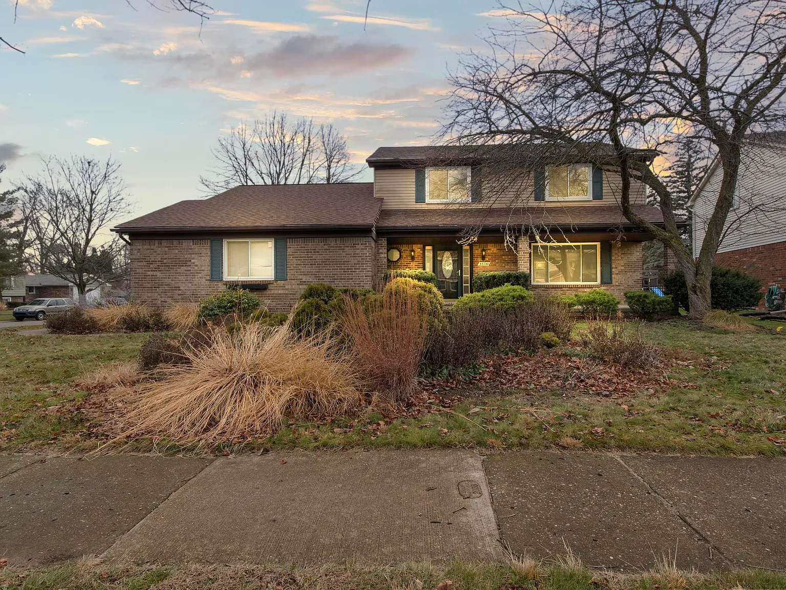 4 bed, 2.5 bath, 2220 sqft, $3,000 — Photo 2