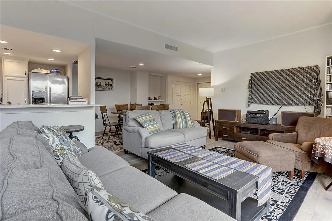 2 bed, 2.0 bath, 1363 sqft, $3,500 — Photo 2