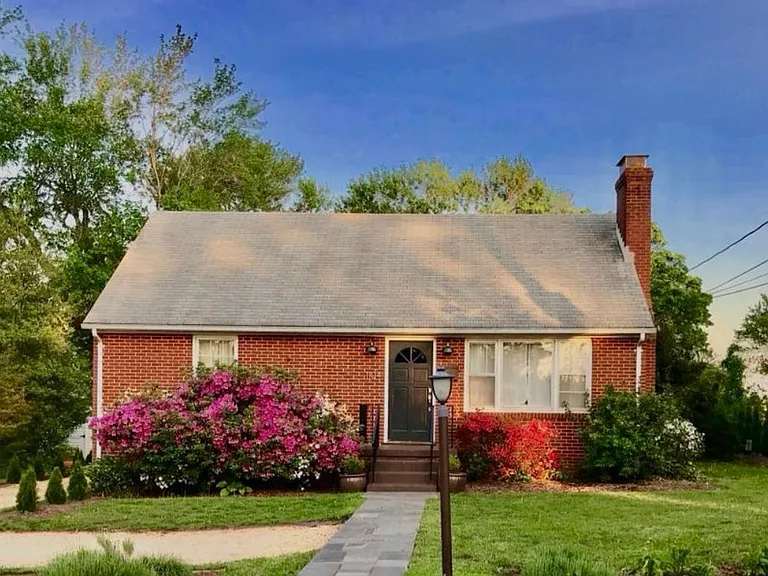 1104 Locust Ave — Photo 1