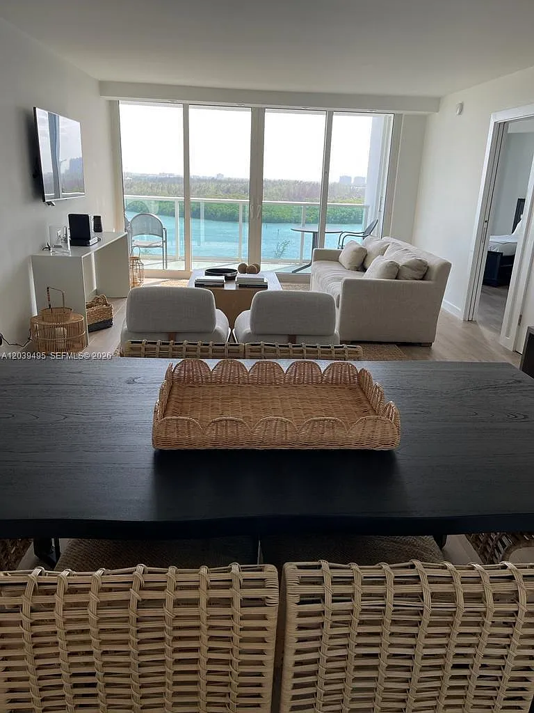 Arlen House East Condo — Photo 1