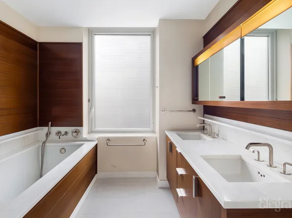 60 Riverside Boulevard image 4 of 12