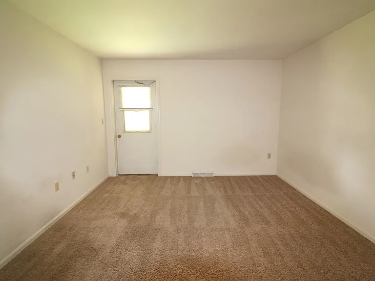 209 Colonial Dr — Photo 12