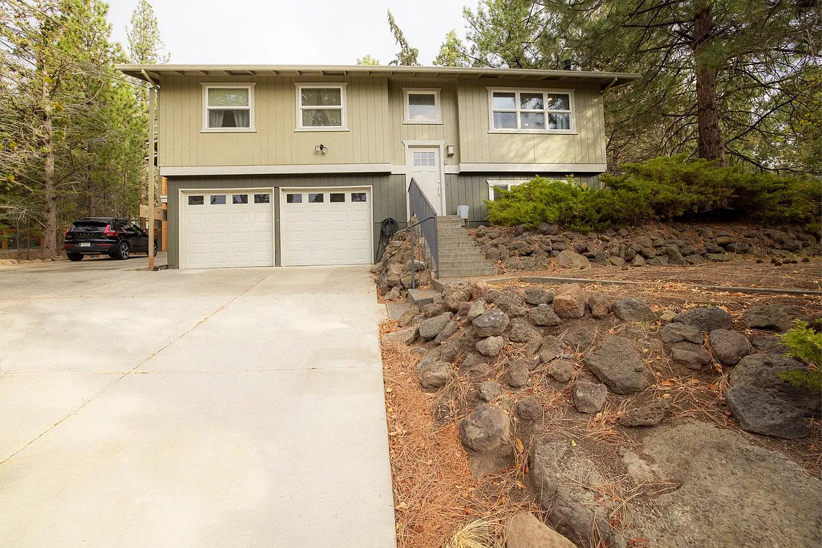 Building Photo - 1600 NW Quincy Ave #1