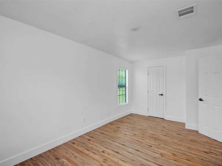 1203 W 6th St — Photo 20