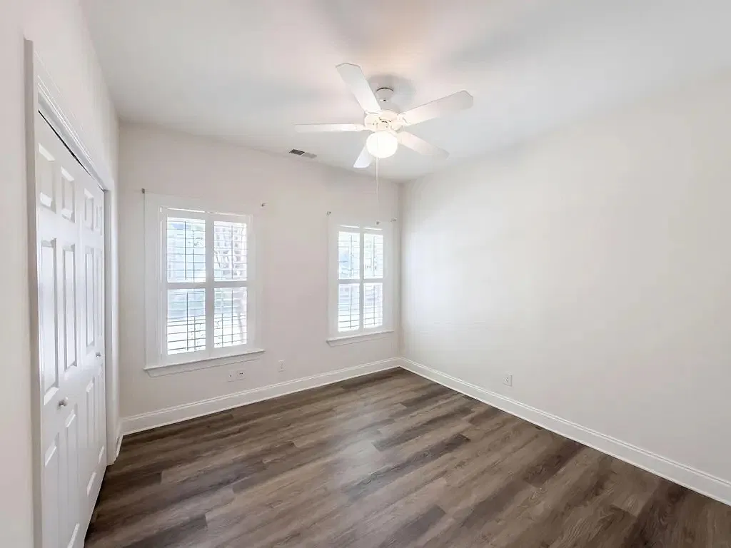 3 bed, 2.5 bath, 2200 sqft, $2,547 — Photo 2