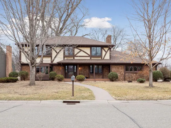 1235 Willow Ln, Roseville, MN 55113