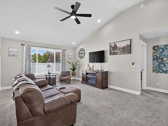 3rd image of 902 Alpine Ave