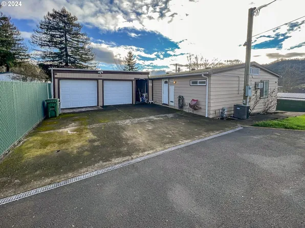 323 Pleasant Ave, Roseburg, OR 97470