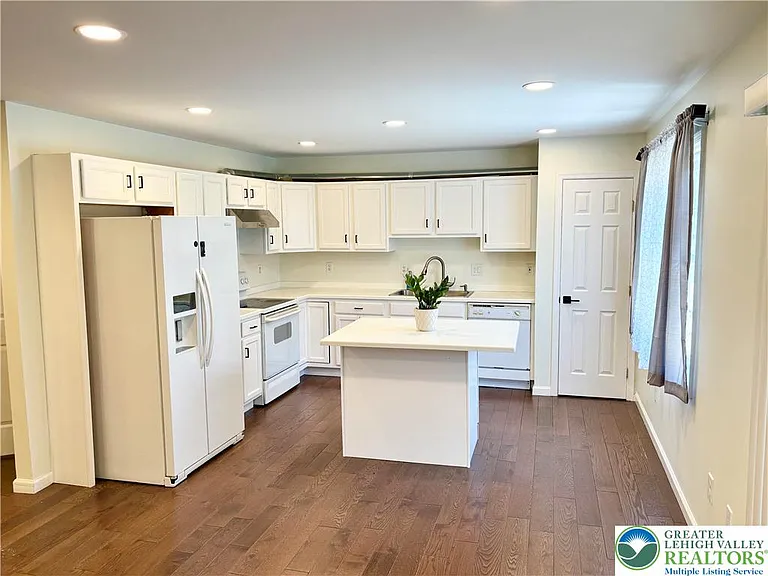 1319 Mohr Cir — Photo 2