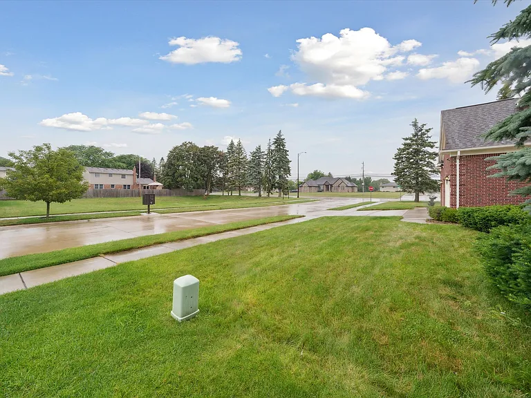 4976 Saddle Brook Ct — Photo 42