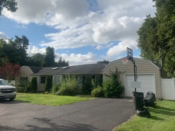 62 Bayside Ave, Amityville, NY 11701