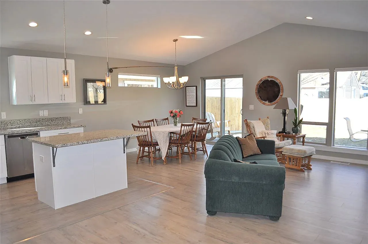 3 bed, 1410 sqft, $2,300 — Photo 3