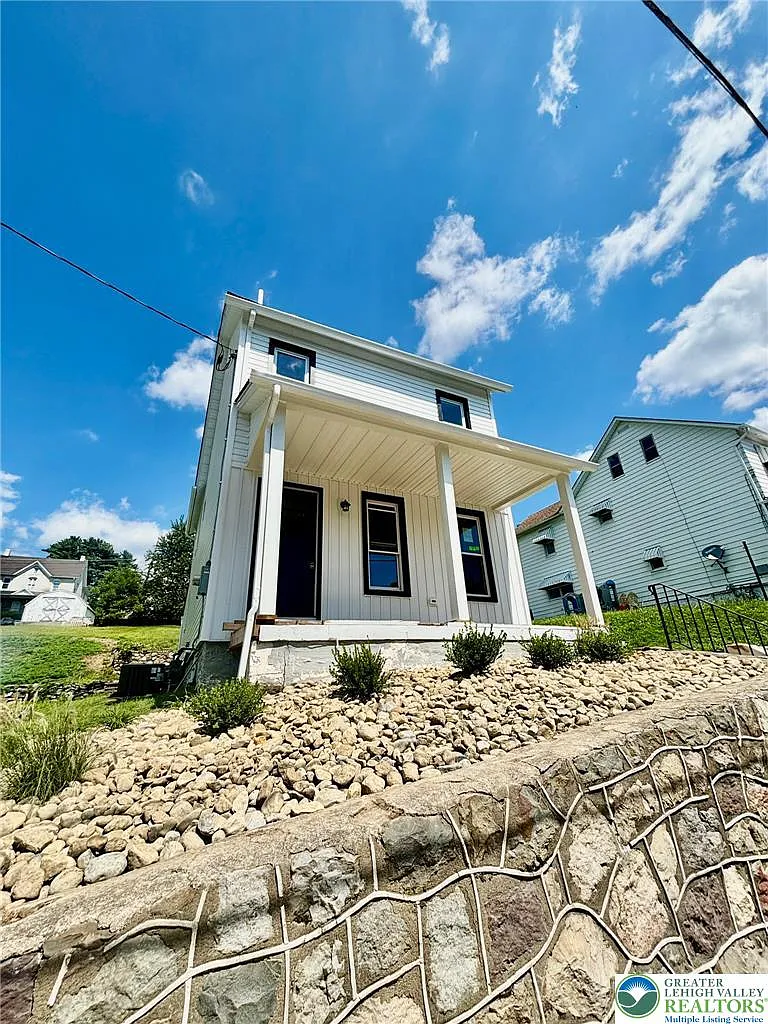 3 bed, 600 sqft, $2,400 — Photo 2