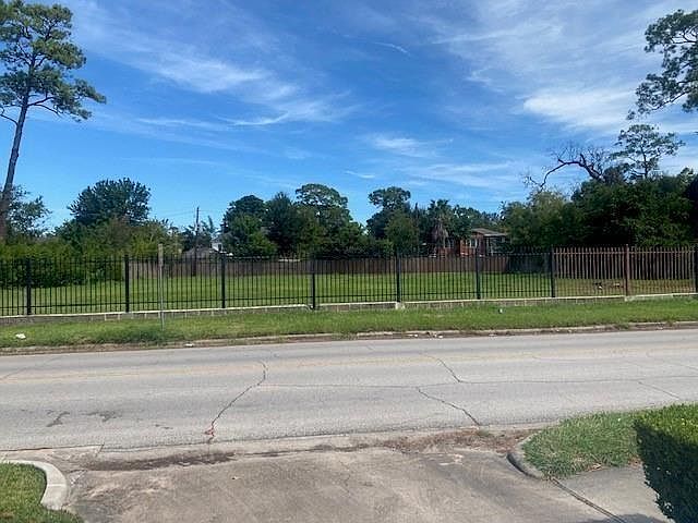1st image of 3221 N Macgregor Way